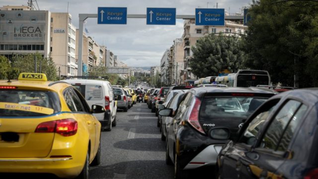 Κυκλοφοριακό κομφούζιο στους δρόμους της Αττικής: Καθυστερήσεις σε Κηφισό και Κηφισίας – Πού υπάρχουν προβλήματα