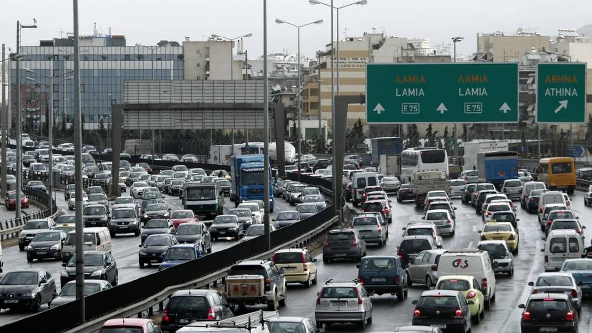 Κίνηση τώρα: Προβλήματα στην παραλιακή λόγω τροχαίου – Φορτηγό έπεσε σε κολώνα