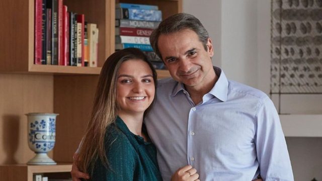 «Πετσόκοψαν» την κόρη του Κυριάκου Μητσοτάκη – «Ζηλεύετε; Ξυδάκι!» (photos)