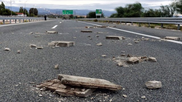 Έκλεισε η Εθνική Οδός: Ένταση και πετροπόλεμος από Ρομά
