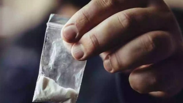 Συνελήφθη γνωστός τραγουδιστής στη Νίκαια – Βρέθηκε κοκαΐνη στο αυτοκίνητό του