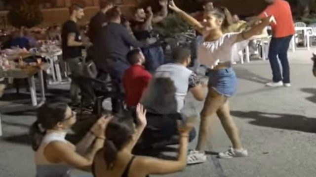 Νεαρή κοπέλα χόρεψε ζεϊμπέκικο και ξετρέλανε όλους τους άντρες