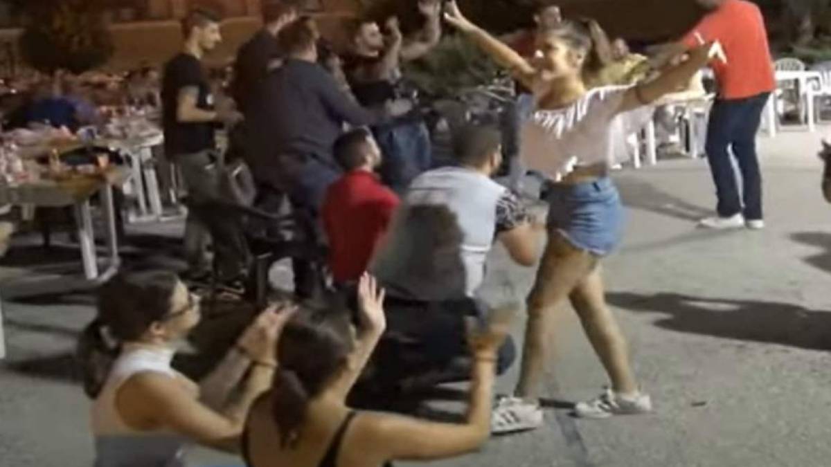 Νεαρή κοπέλα χόρεψε ζεϊμπέκικο και ξετρέλανε όλους τους άντρες