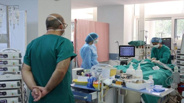 Κορωνοϊός: 55 νεκροί, 3.643 νέα κρούσματα και 392 διασωληνωμένοι
