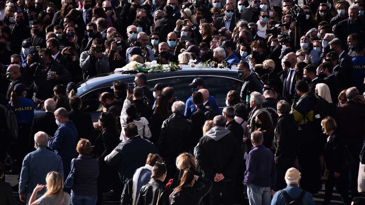 Πανελλήνια θλίψη για τη Φώφη Γεννηματά – Γεμάτο κόσμο το Α’ Νεκροταφείο