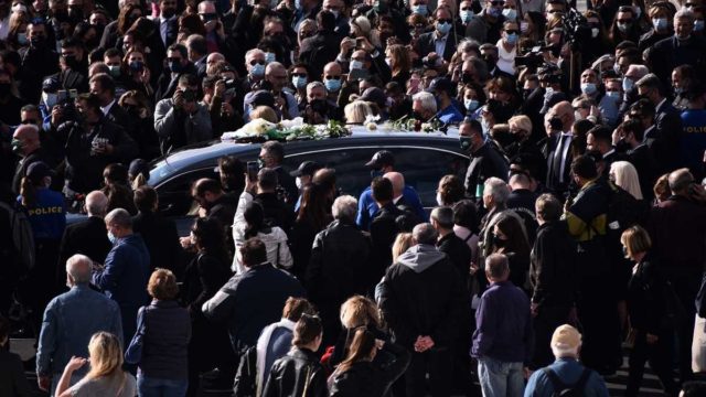 Πανελλήνια θλίψη για τη Φώφη Γεννηματά – Γεμάτο κόσμο το Α’ Νεκροταφείο