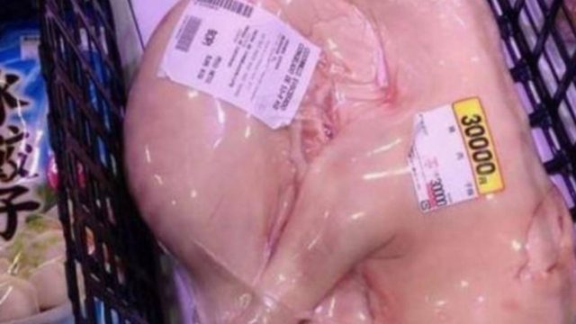 Αυτό το συσκευασμένο κοτόπουλο φαίνεται συνηθισμένο. Ρίξτε όμως μια ματιά πίσω από την ετικέτα και δεν θα το πιστεύετε!