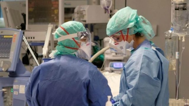 Κορωνοϊός: 2.636 νέα κρούσματα και 32 θάνατοι – Στους 329 οι διασωληνωμένοι