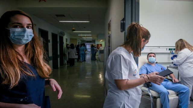 Κορωνοϊός: 2.383 κρούσματα, 41 νεκροί και 331 διασωληνωμένοι