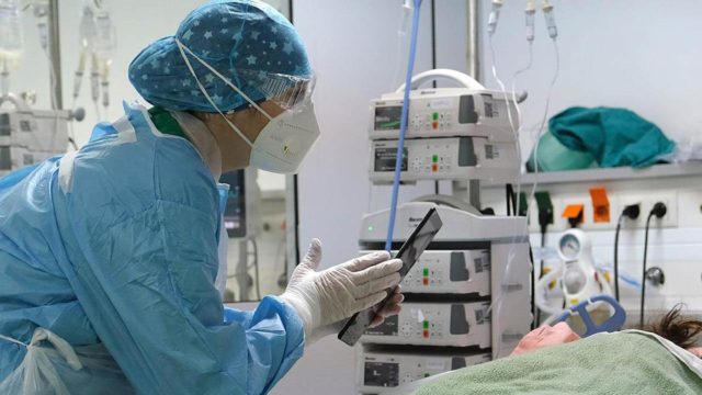 Κορωνοϊός: 2.249 κρούσματα, 30 θάνατοι και 335 διασωληνωμένοι