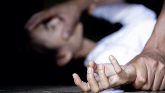 Κρήτη: Ξυλοκόπησε τη σύζυγό του μπροστά στο παιδί τους