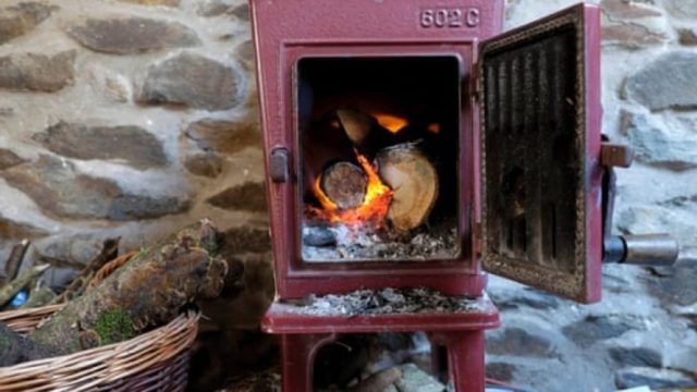 Τραγωδία στην Καρδίτσα: Νεκροί δυο ηλικιωμένοι από αναθυμιάσεις ξυλόσομπας
