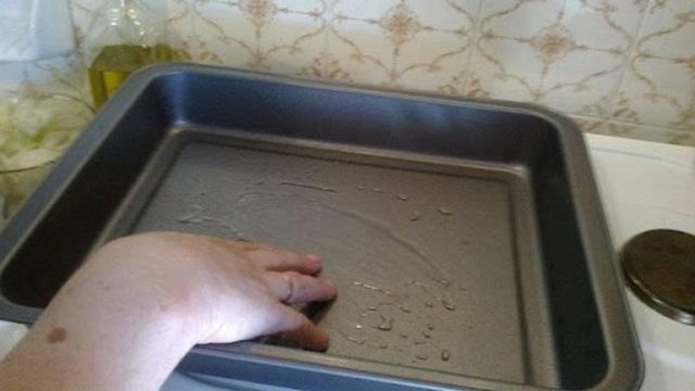 Το ολέθριο λάθος που κάνουμε όλοι με το λάδι σε φόρμες για κέικ και ταψιά