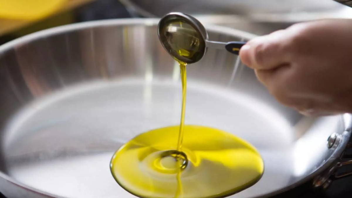 Ένα εύκολο και έξυπνο κόλπο για να μην πετάγεται το λάδι από το τηγάνι!