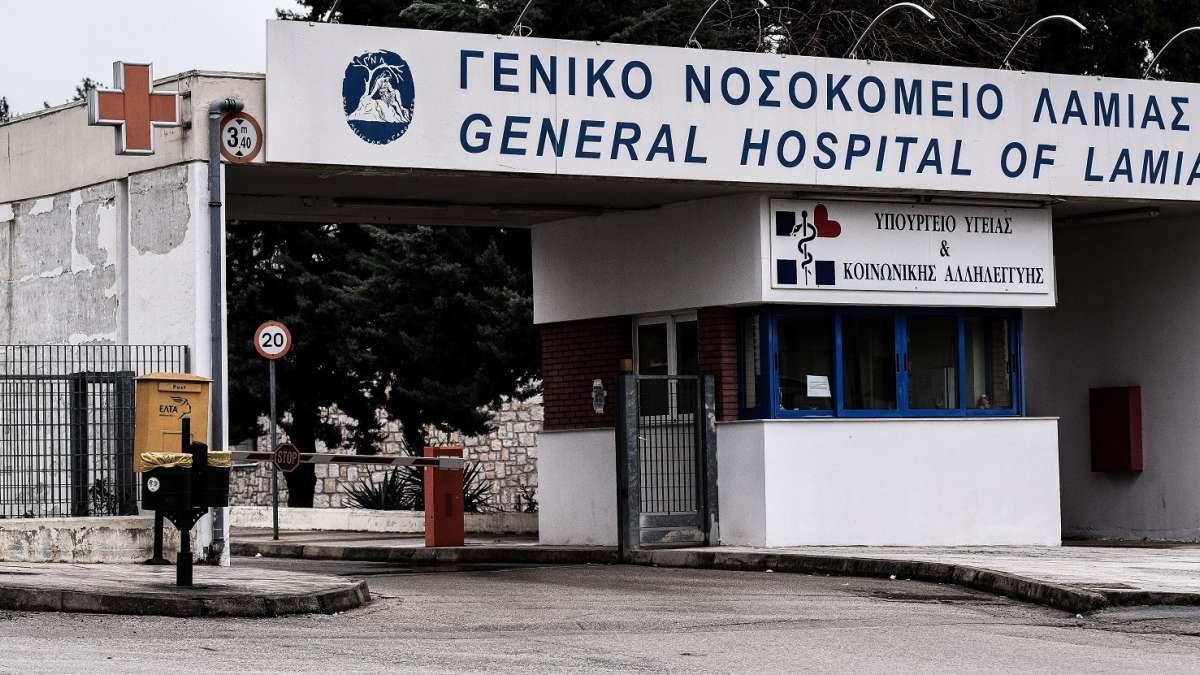 Σοβαρό τροχαίο στη Λαμία: Μηχανή «καρφώθηκε» σε κολόνα – Χαροπαλεύει ο οδηγός