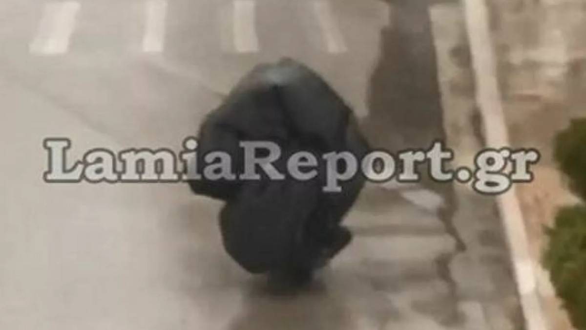 Έπος στη Λαμία: Ο “Μπάτμαν” βγήκε στο δρόμο με το μηχανάκι εν μέσω καταιγίδας (video)
