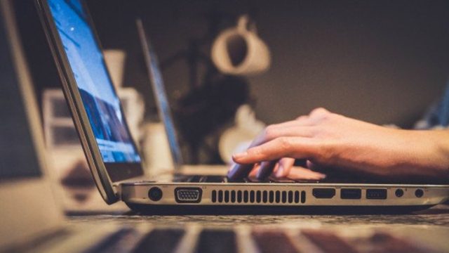 Λάρισα: Αστυνομικός είχε γυμνές φωτογραφίες με τις δύο ανήλικες κουνιάδες του –  Δηλώνει ότι τον παγίδευσαν