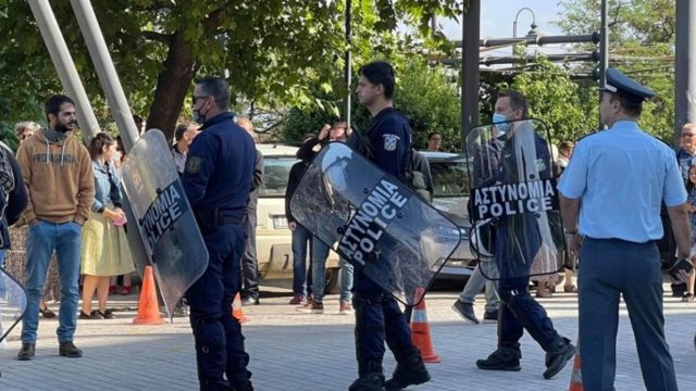 Επεισόδια στη Λάρισα: Ένταση με αντιεμβολιαστές για εμβολιασμούς έξω από εκκλησία
