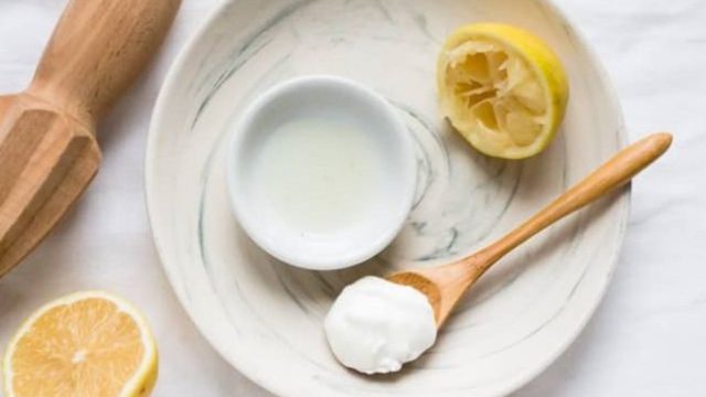 Έπλενε καθημερινά το πρόσωπό της με γιαούρτι και λεμόνι και απαλλάχτηκε από κάτι άκρως ενοχλητικό