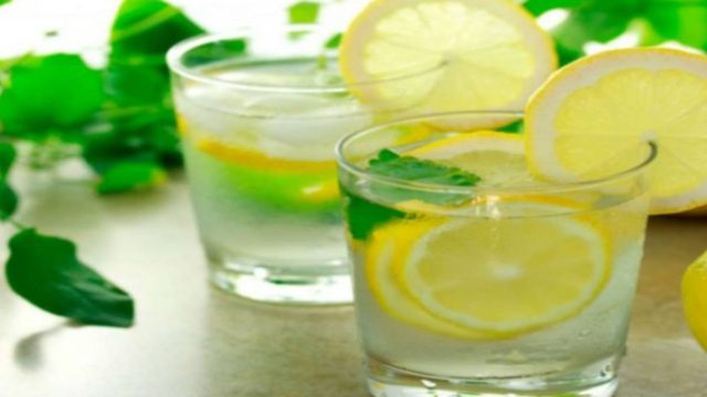 Γιατί όλοι το πρωί πρέπει να πίνουν ζεστό νερό με λεμόνι – Ένα φάρμακο για τα πάντα