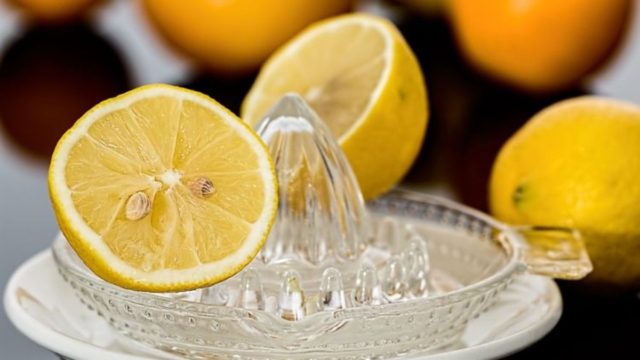 Το απόλυτο τρικ για να στύψεις ένα λεμόνι χωρίς να το κόψεις