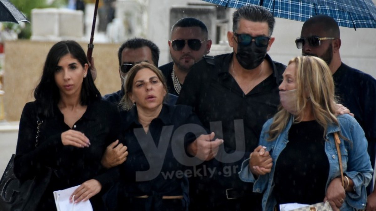 Θλίψη στο μνημόσυνο του Mad Clip: Ράκος η μητέρα του – Υποβασταζόμενη έφτασε στον τάφο του