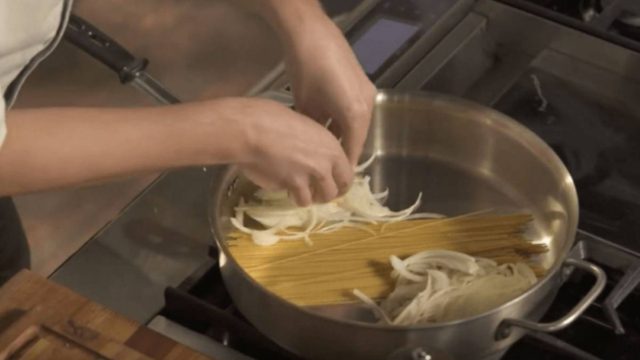 Βάζει τα μακαρόνια στην κατσαρόλα και προσθέτει κρεμμύδι και… το τελικό αποτέλεσμα; Εκπληκτικό!