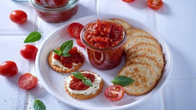 Συνόδεψε τα ψητά κρέατα με μαρμελάδα ντομάτα – Δοκίμασε και θα ξετρελαθείς!