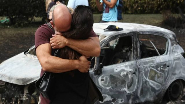 «Αν σκούπιζες πτώματα από τον δρόμο τότε θα καταλάβαινες…»: Κάτοικος του Ματιού απαντά σ’όσους συγκρίνουν απώλεια περιουσίας με ανθρώπινης ζωής!