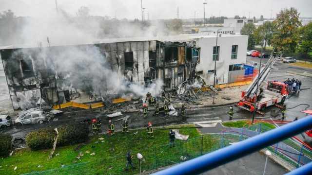 Σοκαριστικό βίντεο: Η στιγμή της συντριβής του αεροπλάνου στο Μιλάνο