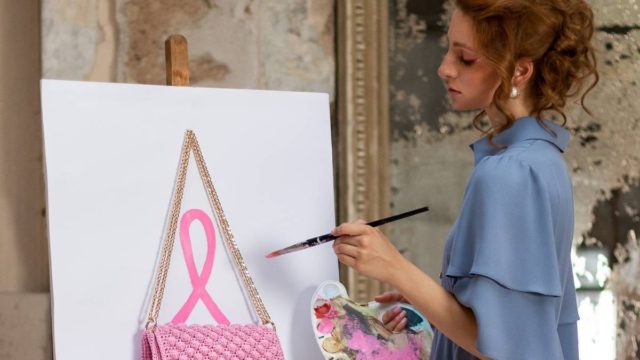 Η Miss Polyplexi συνεχίζει την υποστήριξη της στο «Άλμα ζωής» με μια πανέμορφη συλλεκτική ροζ δημιουργία