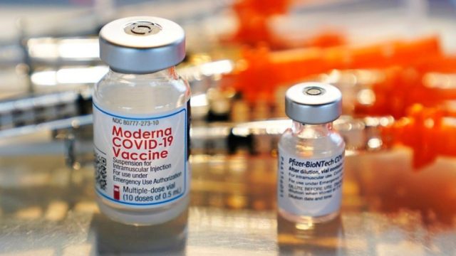 Moderna: Σταματά το εμβόλιο σε νεαρούς άνδρες – Η παρενέργεια που παρουσιάσθηκε
