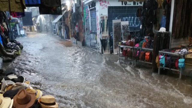 Κακοκαιρία «Μπάλλος»: Σοκαριστικό βίντεο στο Μοναστηράκι – Χείμαρρος η οδός Ηφαίστου