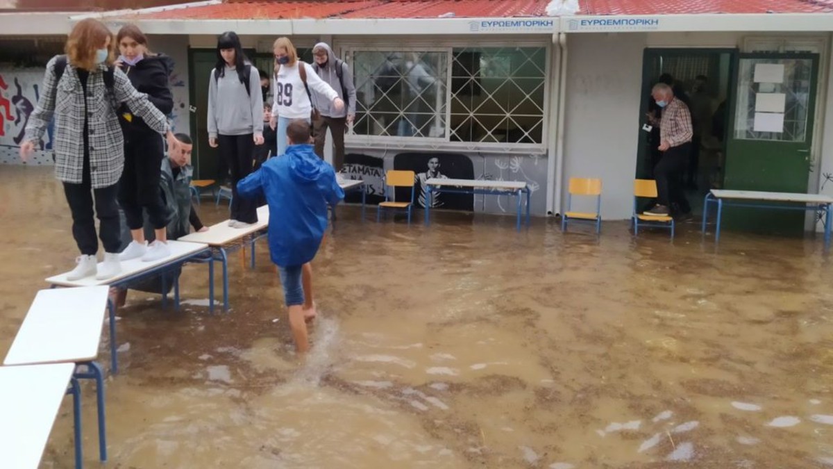 Κακοκαιρία «Μπάλλος» – Οργή από τους μαθητές της Νέας Φιλαδέλφειας: «Δεν είναι δυνατόν να πνιγόμαστε μέσα στα ίδια μας τα σχολεία»