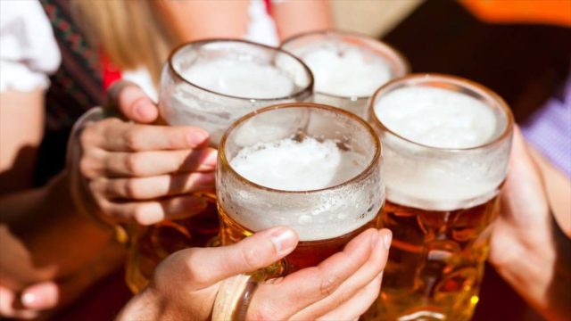 Η μπίρα σας φουσκώνει; Δείτε πόσες θερμίδες έχει ένα ποτήρι
