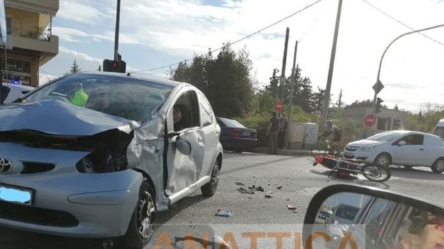 Νέα Μάκρη: Σοβαρό τροχαίο στη Μαραθώνος – Στο νοσοκομείο οδηγός μηχανής