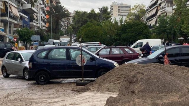 Κακοκαιρία «Μπάλλος»: «Βούλιαξε» και η Νέα Σμύρνη – ΙΧ έπεσαν το ένα πάνω στο άλλο