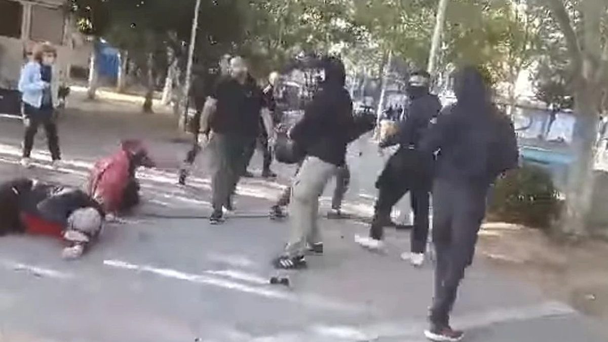 Επεισόδια από ακροδεξιούς στην πλατεία του Νέου Ηρακλείου (vid)