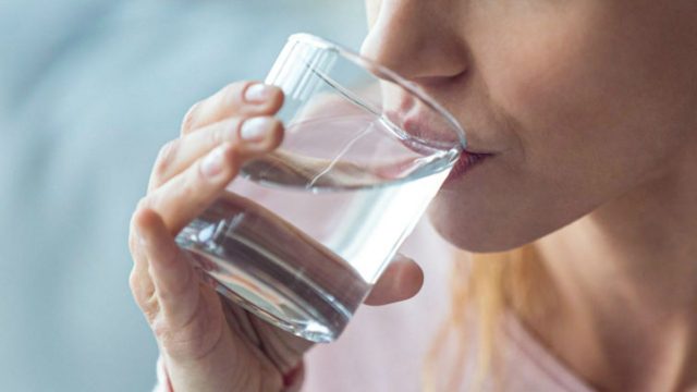 Πίνετε νερό νηστικοί; Για δείτε τι παθαίνει το σώμα σας