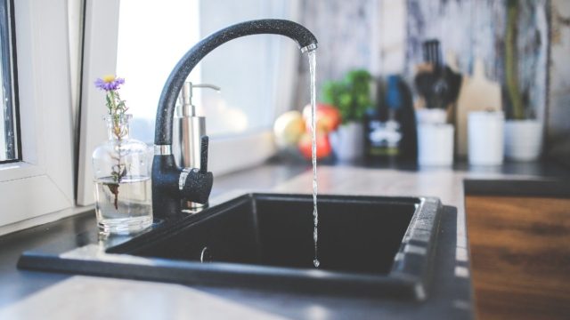 Βάζει μαγειρική σόδα στο νεροχύτη και ρίχνει νερό με ξύδι – Ο λόγος; Τρομερός