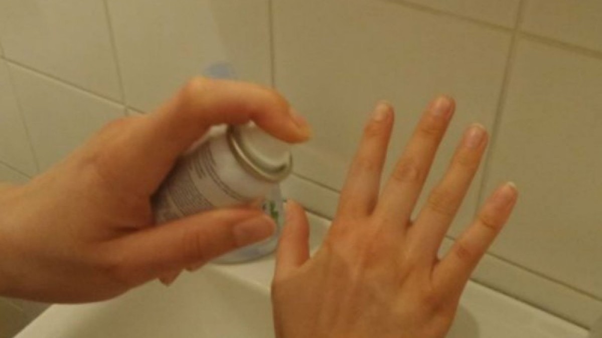 Βάφει τα νύχια της με μανό και τα ψεκάζει με λακ – Ο λόγος; Δεν πάει το μυαλό σας