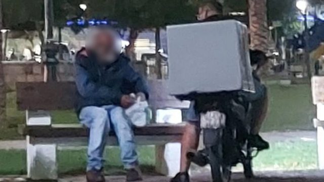 Ντελιβεράς «ραγίζει» καρδιές όταν σταματά σε πλατεία για να δώσει λίγο φαγητό σε άστεγο