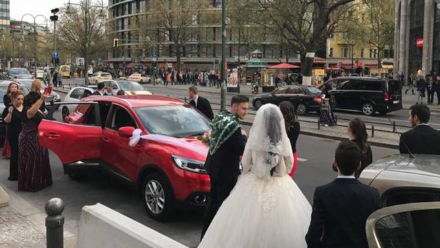 Στο δρόμο για την εκκλησία οι αστυνομικοί σταμάτησαν το αυτοκίνητο της νύφης – Ο λόγος; Ανατριχιαστικός!