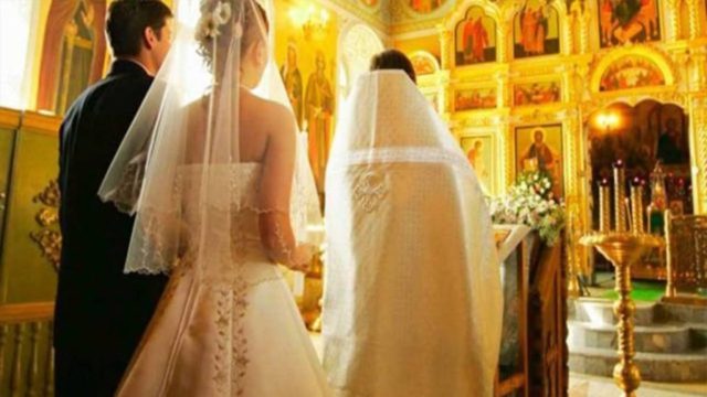 Απίστευτο χουνέρι στην νύφη και τον γαμπρό: Έπαθαν όλοι σοκ με αυτό που τους έκανε ο παπάς πριν από το γάμο
