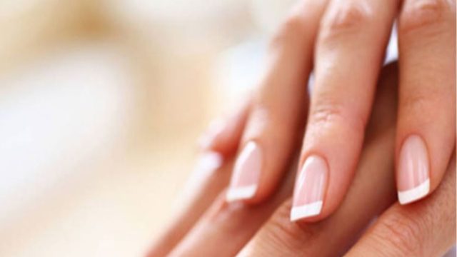 Δυσκολεύεστε να κάνετε μόνες σας γαλλικό στα νύχια σας; Δείτε βήμα βήμα πώς θα πετύχετε το τέλειο μανικιούρ