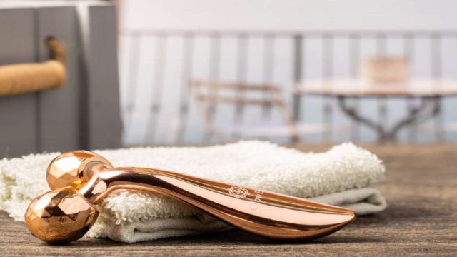 Lift & Massage Face Roller – Η Επανάσταση Στη Φροντίδα του Προσώπου από την Glow Era
