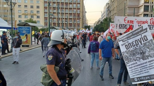 Ένταση στο Σύνταγμα – Χημικά και ξύλο στο πανεκπαιδευτικό συλλαλητήριο
