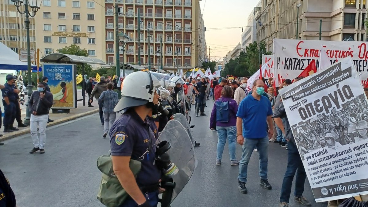 Ένταση στο Σύνταγμα – Χημικά και ξύλο στο πανεκπαιδευτικό συλλαλητήριο
