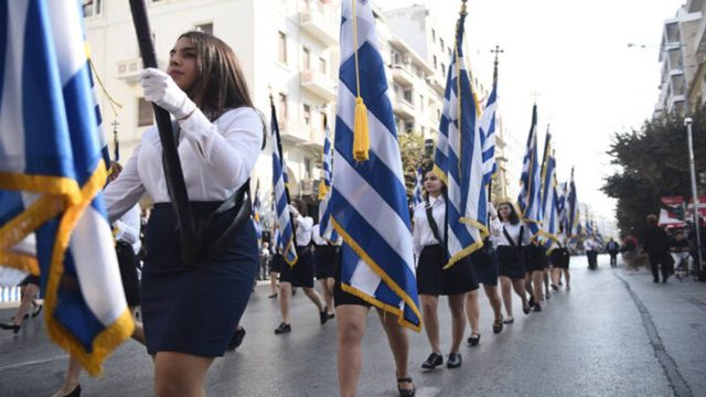 Θεσσαλονίκη: Με μαύρα περιβραχιόνια παρέλασαν συμμαθητές 18χρονου που σκοτώθηκε σε τροχαίο