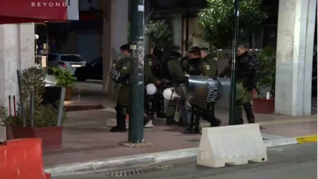 Πέραμα: Έφτασαν στα δικαστήρια Πειραιά οι 7 αστυνομικοί – Τους χειροκρότησαν και φώναζαν «ήρωες» (Video)